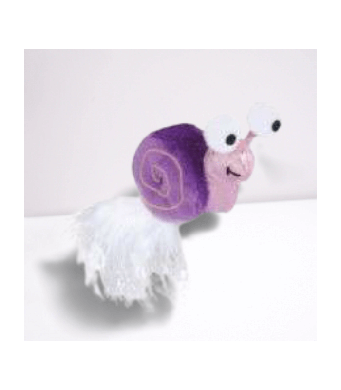 Peluche escargot avec plumes et herbe à chat.