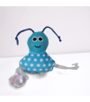 Peluche coccinelle bleue avec herbe à chat.