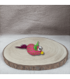 Peluche souris rose avec plumes de profil pour chaton.