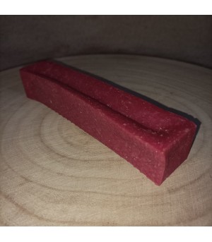 Bâton de yak taille M aromatisé fraise et camomille pour chien en gros plan.