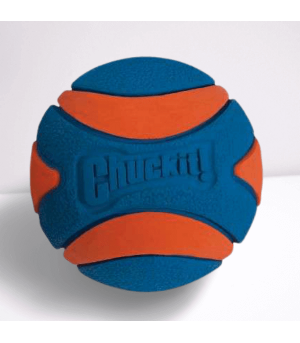 Balle chuckit ultra squeaker pour chien.